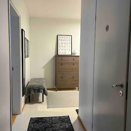 Spacious For 5 Next To The Train Station דירה *