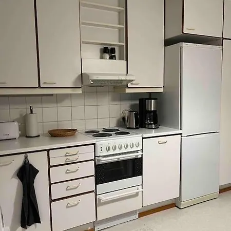 Spacious For 5 Next To The Train Station