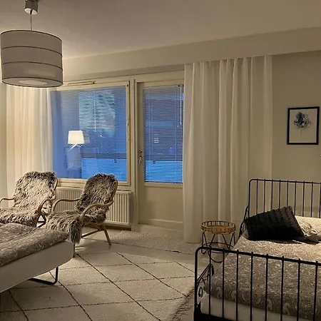 Spacious For 5 Next To The Train Station *