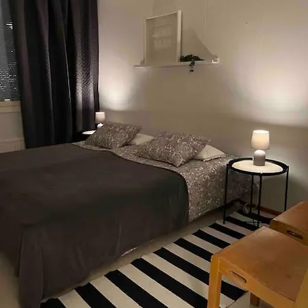 Spacious For 5 Next To The Train Station *