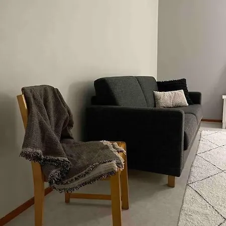 Spacious For 5 Next To The Train Station