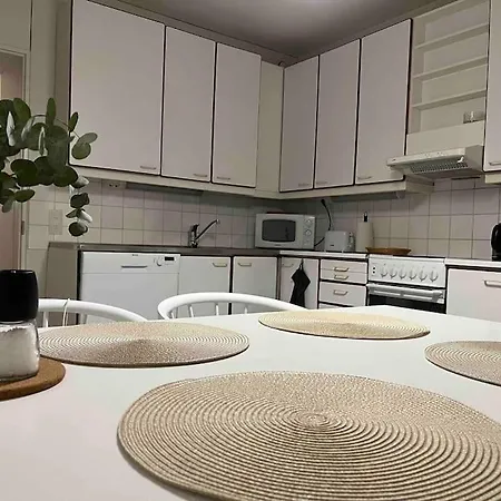 Spacious For 5 Next To The Train Station *