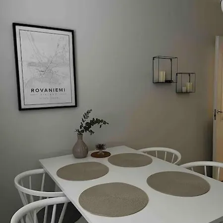 Spacious For 5 Next To The Train Station Apartment