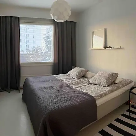 Spacious For 5 Next To The Train Station